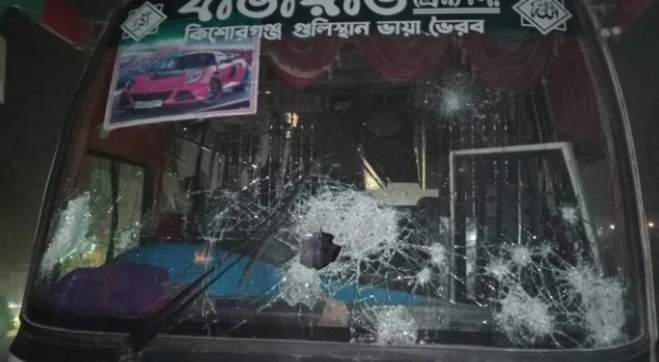 গভীর রাতে বিএনপির নেতাকর্মীদের গাড়িবহরে হামলার অভিযোগ